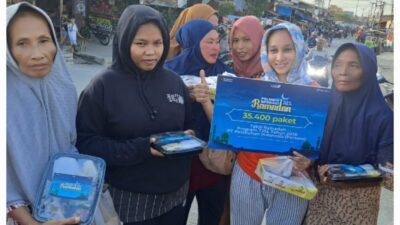 PELINDO Regional 1 Bagikan Takjil Gratis kepada Masyarakat di Sekitar Pelabuhan