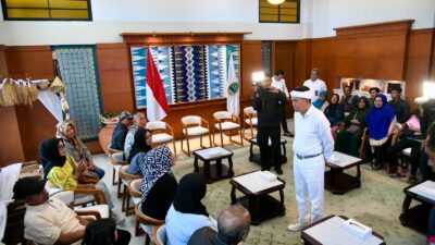 KDM Serahkan Bantuan untuk Korban Longsor Desa Cibogo Lembang