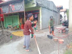 Babinsa Koramil 03/Pegasing Bantu Warga Plester Dinding Rumah di Ujung Gele