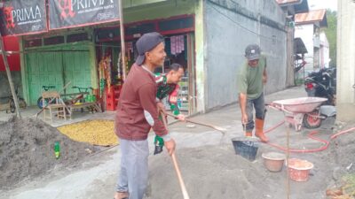 Babinsa Koramil 03/Pegasing Bantu Warga Plester Dinding Rumah di Ujung Gele