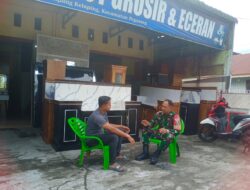 Babinsa Koramil 03/Pegasing Laksanakan Komsos Bersama Pemuda Toko Perabot di Simpang Kelaping