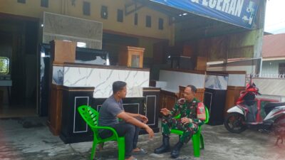 Babinsa Koramil 03/Pegasing Laksanakan Komsos Bersama Pemuda Toko Perabot di Simpang Kelaping