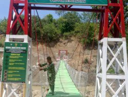 Sigap! Babinsa Linge Pantau Jembatan Gantung, Situasi Kondusif