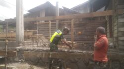 Babinsa Koramil 03/Pegasing Gotong Royong Bantu Warga Bangun Rumah di Pepalang