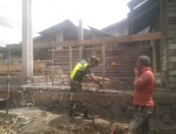 Babinsa Koramil 03/Pegasing Gotong Royong Bantu Warga Bangun Rumah di Pepalang
