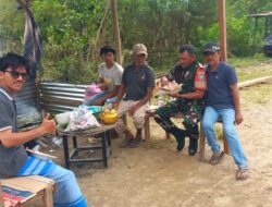 Pererat Silaturahmi, Babinsa Koramil 01/Lut Tawar Komsos dengan Warga Desa Medale