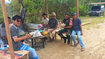 Pererat Silaturahmi, Babinsa Koramil 01/Lut Tawar Komsos dengan Warga Desa Medale