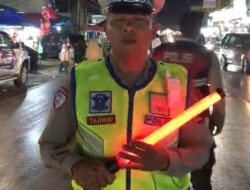 Satlantas Polres Aceh Tengah Amankan dan Pantau Arus Lalu Lintas di Pusat Perbelanjaan Takengon, Sampaikan Informasi Melalui Live Report