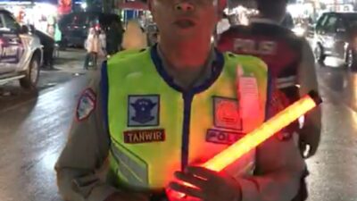 Satlantas Polres Aceh Tengah Amankan dan Pantau Arus Lalu Lintas di Pusat Perbelanjaan Takengon, Sampaikan Informasi Melalui Live Report