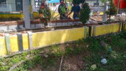 Babinsa Koramil 03/Pegasing Bantu Pembuatan Pagar SDN 5 Aceh Tengah