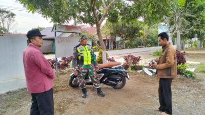 Babinsa Koramil 07/Atu Lintang Laksanakan Komsos Bersama Warga Desa Binaan