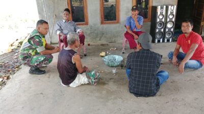 Babinsa Koramil 09/Ketol Laksanakan Komsos Bersama Warga Desa Blang Mancung