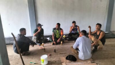 Kepedulian Babinsa, Sertu Mhd Asrul Laksanakan Komsos Bersama Warga Desa Binaan