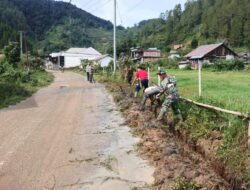 Babinsa Koramil 01/Lut Tawar Laksanakan Karya Bakti Bersama Warga