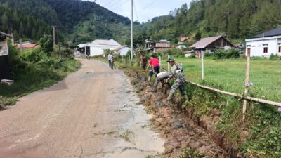 Babinsa Koramil 01/Lut Tawar Laksanakan Karya Bakti Bersama Warga