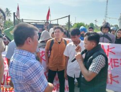 Warga Gelar Aksi Unjuk Rasa di Depan Mapolres, Desak Pencopotan Kapolres dan Penertiban Penyakit Masyarakat.