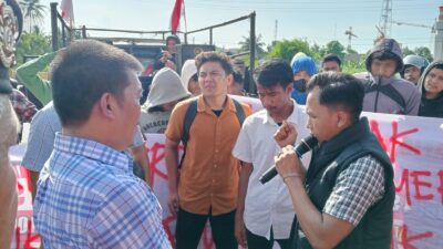 Warga Gelar Aksi Unjuk Rasa di Depan Mapolres, Desak Pencopotan Kapolres dan Penertiban Penyakit Masyarakat.