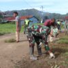 Babinsa Koramil 01/Lut Tawar Laksanakan Gotong Royong Bersama Warga di Desa Binaan