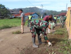 Babinsa Koramil 01/Lut Tawar Laksanakan Gotong Royong Bersama Warga di Desa Binaan