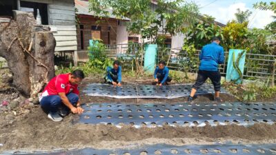 Jumat Bersih, Warga Timang Gajah Kompak Bersihkan Lingkungan dan Tanam Tanaman Produktif