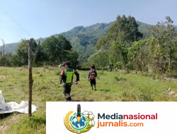 Babinsa Koramil 03/Pegasing Gotong Royong Bersama Warga Karang Bayur