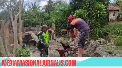 Babinsa Koramil 07/Atu Lintang Gotong Royong Bersama Warga Bantu Pengecoran Rumah Warga