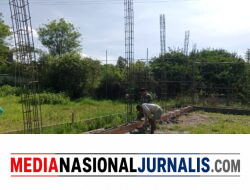 Babinsa Koramil 03/Pegasing Gotong Royong Bersama Warga di Desa Karang Bayur
