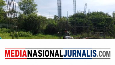 Babinsa Koramil 03/Pegasing Gotong Royong Bersama Warga di Desa Karang Bayur