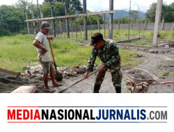 Wujud Kepedulian Babinsa, Serda Adi R Gotong Royong Bantu Pembangunan Rumah Warga di Karang Buyur