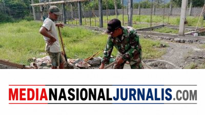 Wujud Kepedulian Babinsa, Serda Adi R Gotong Royong Bantu Pembangunan Rumah Warga di Karang Buyur
