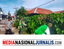 Peduli Lingkungan, Babinsa Koramil 02/Bebesen Bersama Warga Bersihkan Rumput di Bahu Jalan Kampung