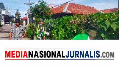 Peduli Lingkungan, Babinsa Koramil 02/Bebesen Bersama Warga Bersihkan Rumput di Bahu Jalan Kampung