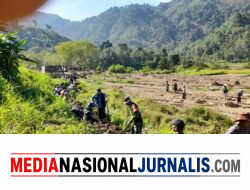 Babinsa Koramil 08/Silih Nara Bersama Warga Gelar Gotong Royong di Desa Mulie Jadi