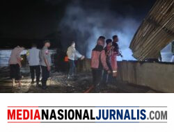 Tanggap Darurat Tengah Malam, Polisi dan Damkar Berjibaku Padamkan Kebakaran Tiga Rumah di Permata