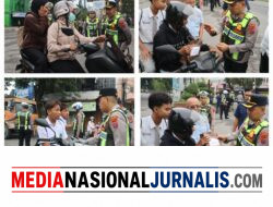 Kapolres Langkat beri bingkisan untuk pegendara yang tertib berlalu lintas