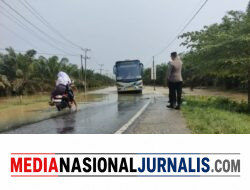 Banjir Rendam Jalan Sumor bor-Tanjung Selamat, Polsek Padang Tualang Sigap Atur Lalu Lintas