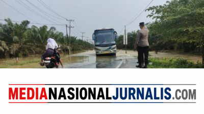 Banjir Rendam Jalan Sumor bor-Tanjung Selamat, Polsek Padang Tualang Sigap Atur Lalu Lintas