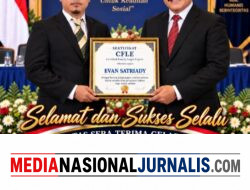 Prof Dr Sutan Nasomal Ketum YLBH Profesor Sutan Nasomal SH MH Menyematkan Gelar CFLE Kepada Evan Satriadi CFLE Untuk Berikan Pelayanan Hukum Rakyat Miskin!!!