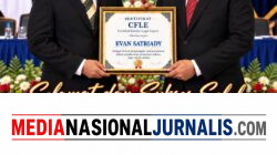 Prof Dr Sutan Nasomal Ketum YLBH Profesor Sutan Nasomal SH MH Menyematkan Gelar CFLE Kepada Evan Satriadi CFLE