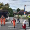 Polisi Sigap di Depan Sekolah, Polsek Silih Nara Pastikan Pelajar Menyeberang dengan Aman