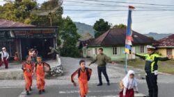 Polisi Sigap di Depan Sekolah, Polsek Silih Nara Pastikan Pelajar Menyeberang dengan Aman