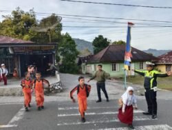 Polisi Sigap di Depan Sekolah, Polsek Silih Nara Pastikan Pelajar Menyeberang dengan Aman