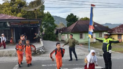 Polisi Sigap di Depan Sekolah, Polsek Silih Nara Pastikan Pelajar Menyeberang dengan Aman