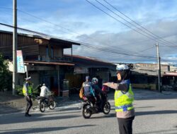 Satlantas Polres Bener Meriah Intensifkan Strong Point Pagi, Bantu Pelajar Menyeberang Jalan