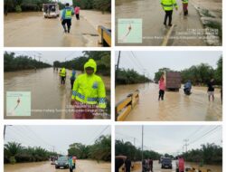 Respons Cepat Laporan Call Center 110, Polsek Padang Tualang Atur Lalu Lintas di Jalan Sumur Bor yang Tergenang Air
