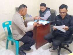 Bhabinkamtibmas Polsek Wih Pesam Bantu Warga Cek Data PERLINSOS, Permudah Akses Perlindungan Sosial