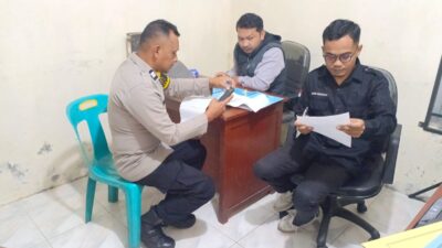 Bhabinkamtibmas Polsek Wih Pesam Bantu Warga Cek Data PERLINSOS, Permudah Akses Perlindungan Sosial