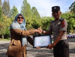 Dedikasi Edukasi Generasi Muda, Kanit Binmas Polsek Wih Pesam Raih Empat Penghargaan dari Sekolah