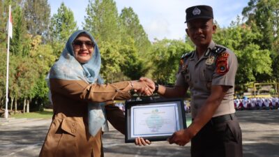 Dedikasi Edukasi Generasi Muda, Kanit Binmas Polsek Wih Pesam Raih Empat Penghargaan dari Sekolah