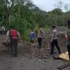Pulihkan Akses Warga, Polsek Wih Pesam Bersama Masyarakat Bangun Jembatan Darurat
